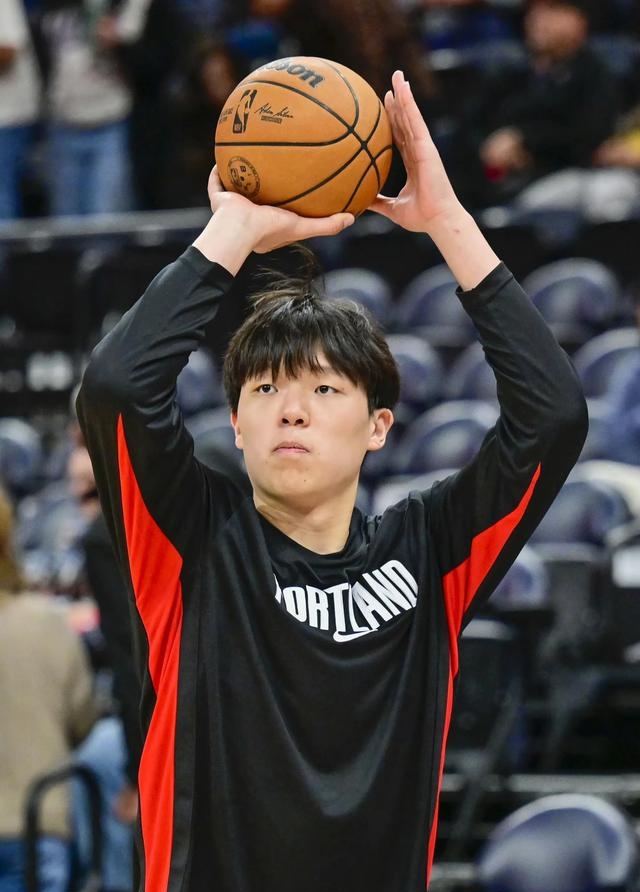 亚博体育-包含亚特兰大围绕荷甲防线松动巴塞罗那围绕NBA季后赛临场应变，达拉斯独行侠迎英超关键赛看傻球迷的词条